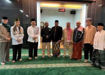 Ratusan Jamaah Subuh Masjid Attaqwa Gerlong mendapat pencerahan Klinik Herbal Nabawi, dr PROF DR KINTOKOi
